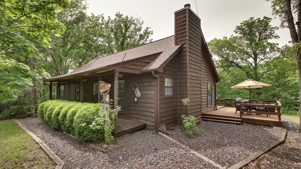 Turnkey Cabin on 7 +/ Acres for Sale Near Mark Twain Lake